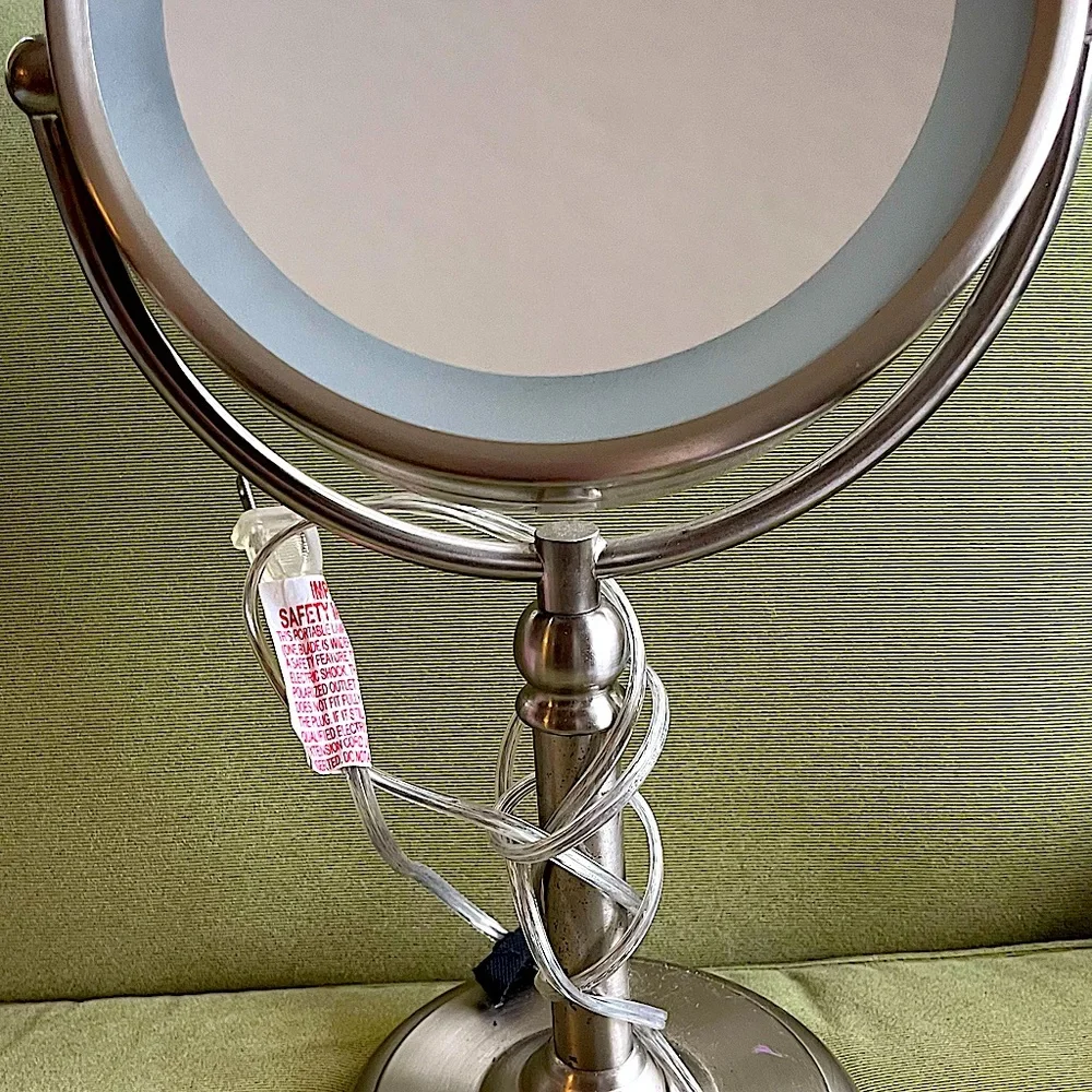 2 sided mirror. One magnified and the other regular. Barely used.